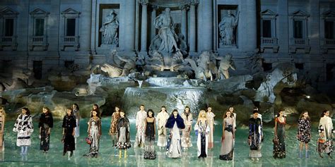 Fendi: 90 anni celebrati con una sfilata alla Fontana di Trevi 